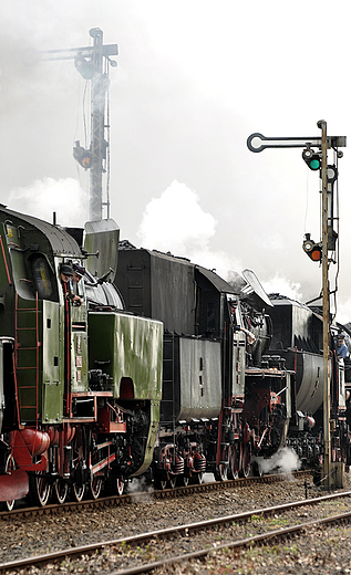 Kulminacyjny moment parady parowozw - przejazd poczonych lokomotyw. Wolsztyn 2010