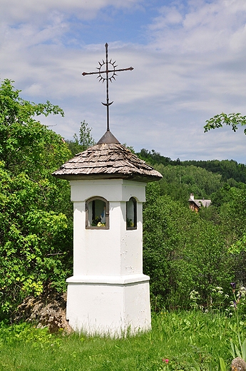 kapliczka przy drodze (niedaleko jez. Jaczno)