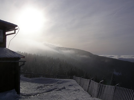 Pokryty chmurami szczyt Maego nienika (1318 m.)