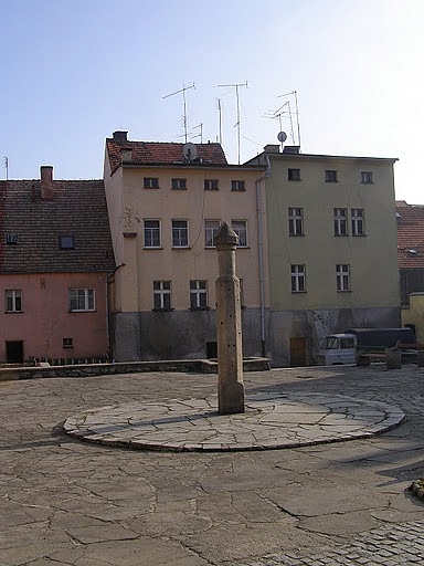 Kamienny prgierz na Maym Rynku.