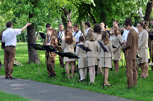 Orkiestra MODERATO przygotowuje si w parku do wystpu. XIV Mazowiecki Przegld Orkiestr Dtych Usrus 2010