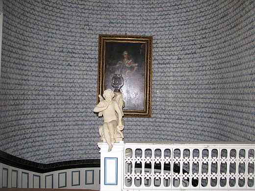 Gwna klatka schodowa, pokryta kobaltowymi pytkami ceramicznymi holenderskimi z okoo 1700 roku