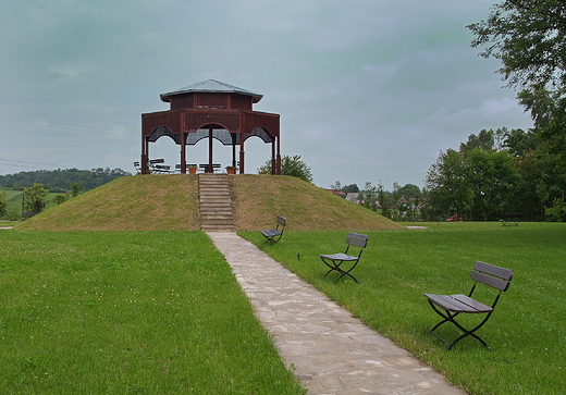 Tomaszowice. W parku dworskim.