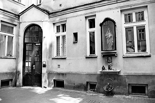 Warszawa. Kapliczka na podwrku przy ulicy Siennej 45.
