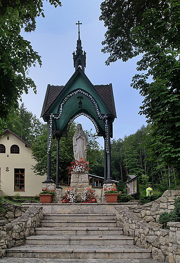 Czerna. Figura NMP przed klasztorem OO. Karmelitów Bosych.