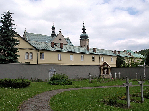 Czerna. widok na klasztor od strony cmentarza.