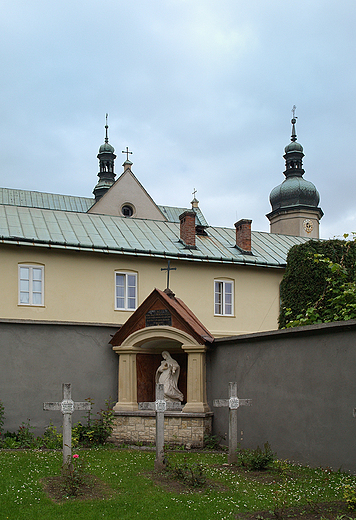 Czerna. Fragment klasztoru i cmentarza OO. Karmelitw Bosych.