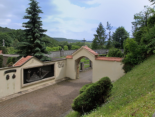 Czerna. Widok spod groty NMP ku cmentarzowi.