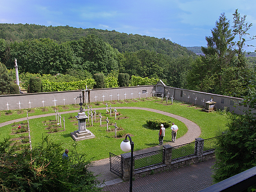 Czerna. Widok na cmentarz przyklasztorny.