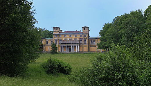 Krzeszowice. Widok na Paac Potockich z parku.