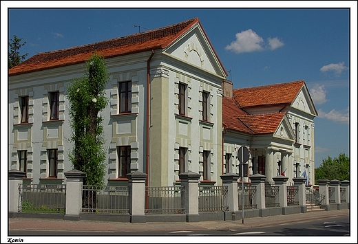 Konin - klasycystyczna plebania ko�cio�a farnego, wybudowana w pocz. XX w., ozdobiona pilastrami jo�skimi