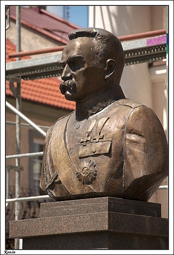 Konin - Jzef Pisudski przy ratuszu