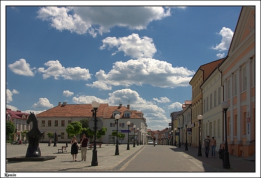 Konin - kamienica dr. Jana Zemeki ( widoczna z tyu za pomnikiem)