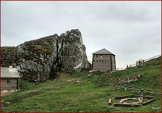 Zrekonstruowany grd na Grze Birw w Podzamczu