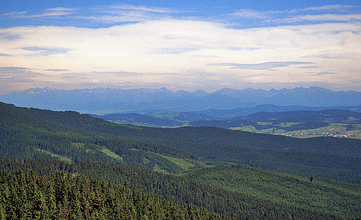 Tatry widziane z okien schroniska na Lipowskiej.