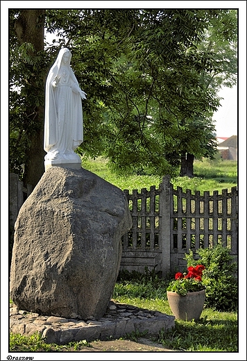 Droszew - figura Matki Boej ustawiona na placu kocielnym