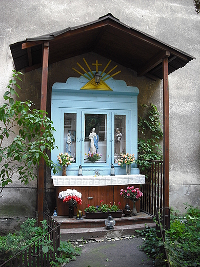 Warszawa. Kapliczka w formie trjskrzydowego okna na ulicy Targowej 39.