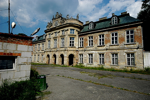 Szczekociny - fronton budowli Ferdynanda Naxa