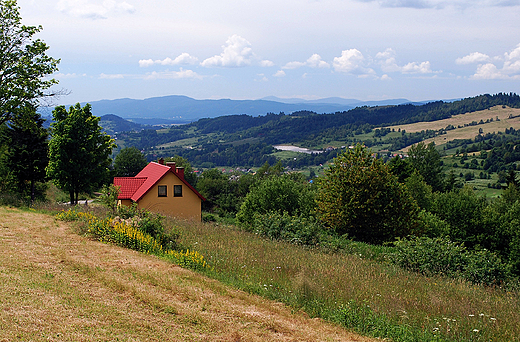 Widok na Beskidy sowackie spod gospody Na Beskidku w Zwardoniu.