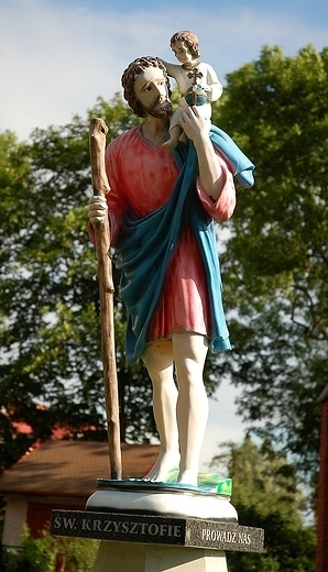 Sarbinowo - figura w. Krzysztofa przed kocioem