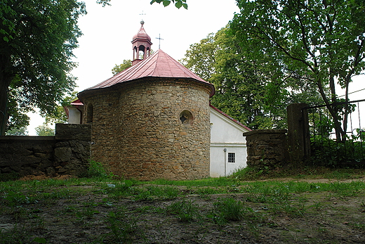 Romaska rotunda przy kociele w Grzegorzowicach.