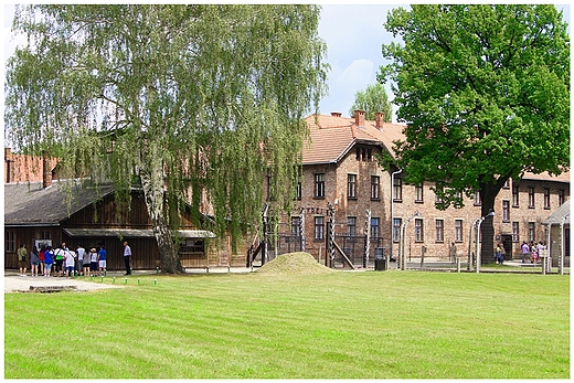 Pastwowe Muzeum Auschwitz-Birkenau - widok na bram gwn