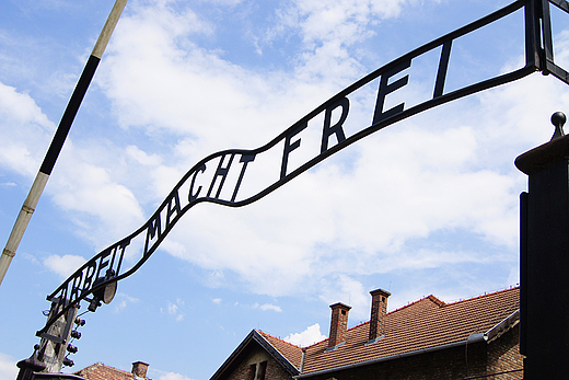 Auschwitz - widok na napis Arbeit Macht Frei (niem. praca czyni wolnym)