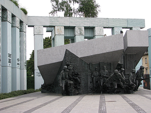 Pomnik Powstania Warszawskiego za dnia