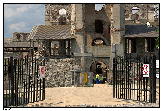 Ujazd - brama do ruin zamku
