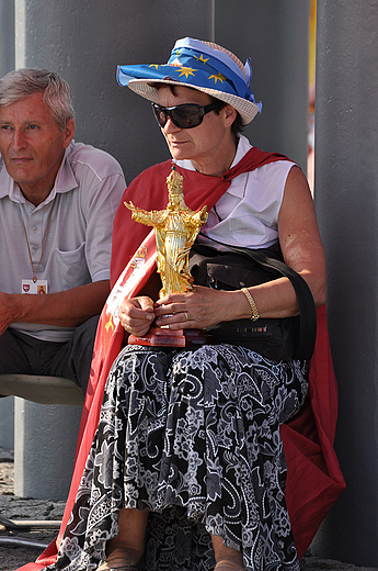 Pod pomnikiem grunwaldzkim - uczestnicy manifestacji religijnej. Grunwald 2010