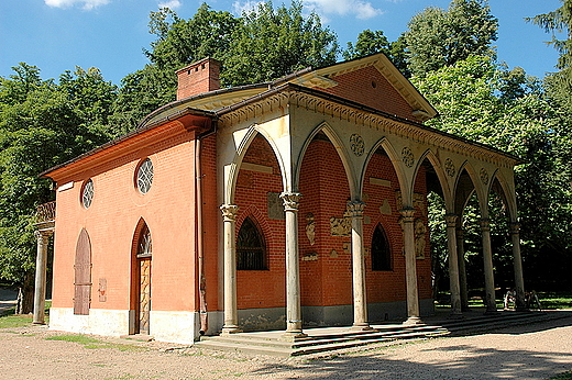 Puawy - domek gotycki w parku