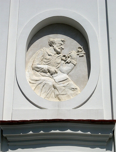 Niemirw. w. Piotr na fasadzie kocioa.