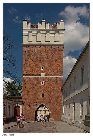 Sandomierz - gotycka Brama Opatowska (od ul.Opatowskiej)
