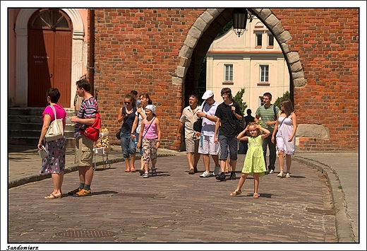 Sandomierz - turyci przed bram opatowsk