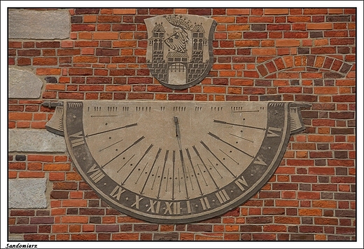 Sandomierz - zegar soneczny na cianie ratusza