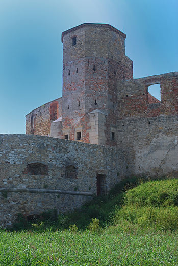 Baszta zamku biskupw krakowskich w Siewierzu.