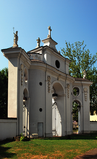 Brama Biskupia przed kocioem w. Nacieja Apostoa.