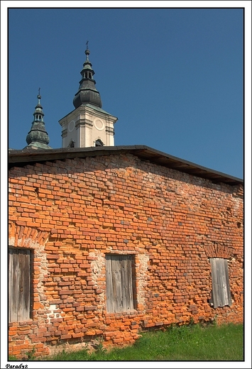 Paradyż - fragment muru klasztornego i kościół p.w. Przemienienia Pańskiego