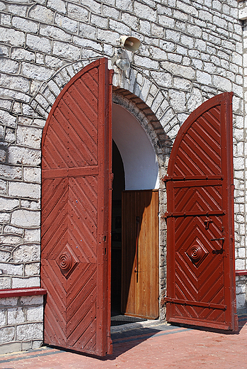 Drzwi do kocioa w. Jacka i Marii Magdaleny w Kroczycach.