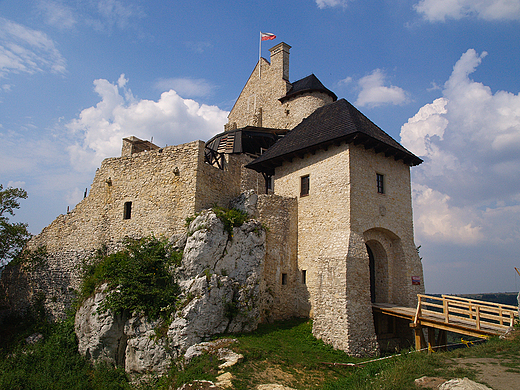 Widok na zamek w Bobolicach od strony mostu i bramy.