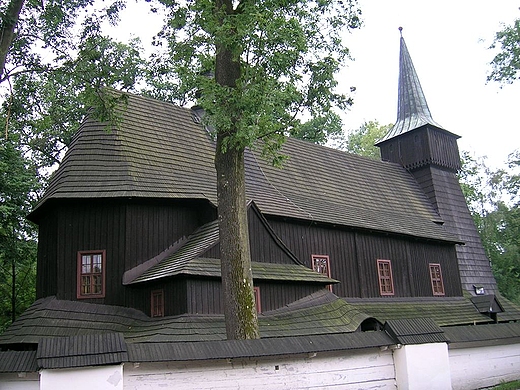Drewniany kościół w Gilowicach p.w. św. Andrzeja Apostoła.