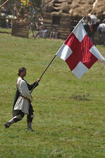 Na pole wkraczaj chorgwie krzyackie. Grunwald 2010