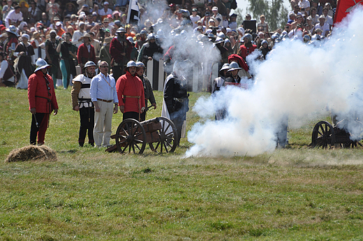 Wystrza z bombardy da sygna do rozpoczcia bitwy. Grunwald 2010