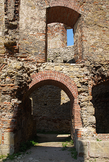 Fragment ruin zamku w Siewierzu.