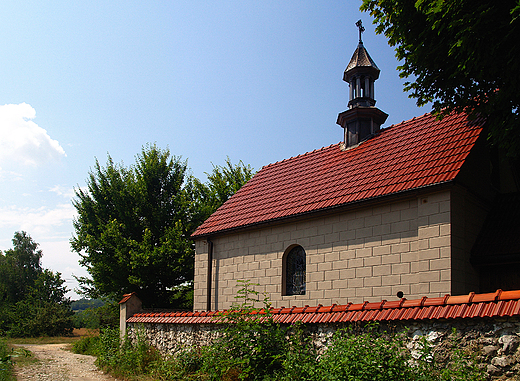 Zabytkowa kaplica w Podlesicach.