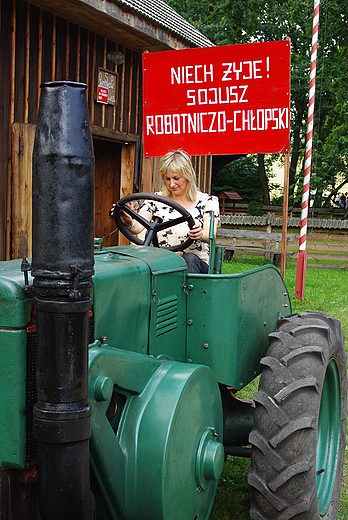 Dziewczyny na traktory. Muzeum Wsi Radomskiej.