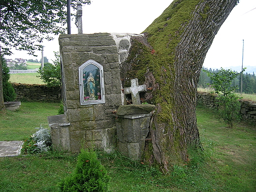 Rdzawka-kapliczka przy drewnianym kociele z 1757r.;