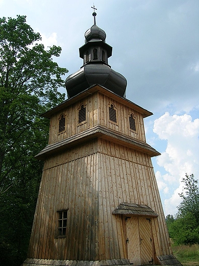 Dzwonnica przy drewnianym kociele pw. Matki Boej nienej w Zubrzycy Grnej