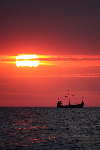 Kołobrzeg - okręt wikingów o zachodzie słońca