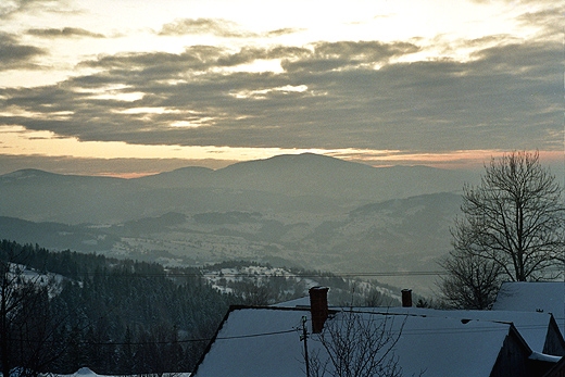 Przysiek Kalikowie na stokach Jaworzyny (997 m.n.p.m.) - w oddali widoczna masywna sylwetka Romanki. Beskid ywiecki